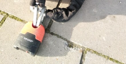 Weinig ruimte voor zetten betonschaar of slijptol op slot zelf
